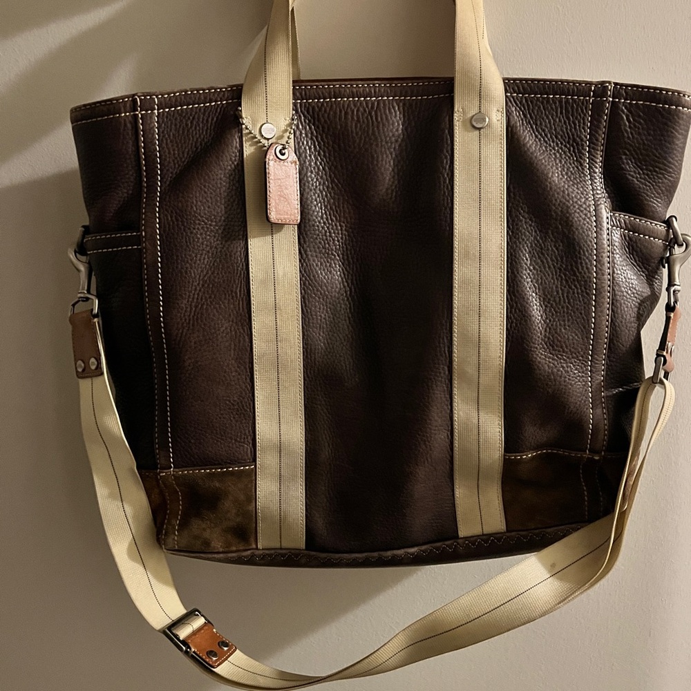 COACH tote. Brown leather. Perfect for commuting.